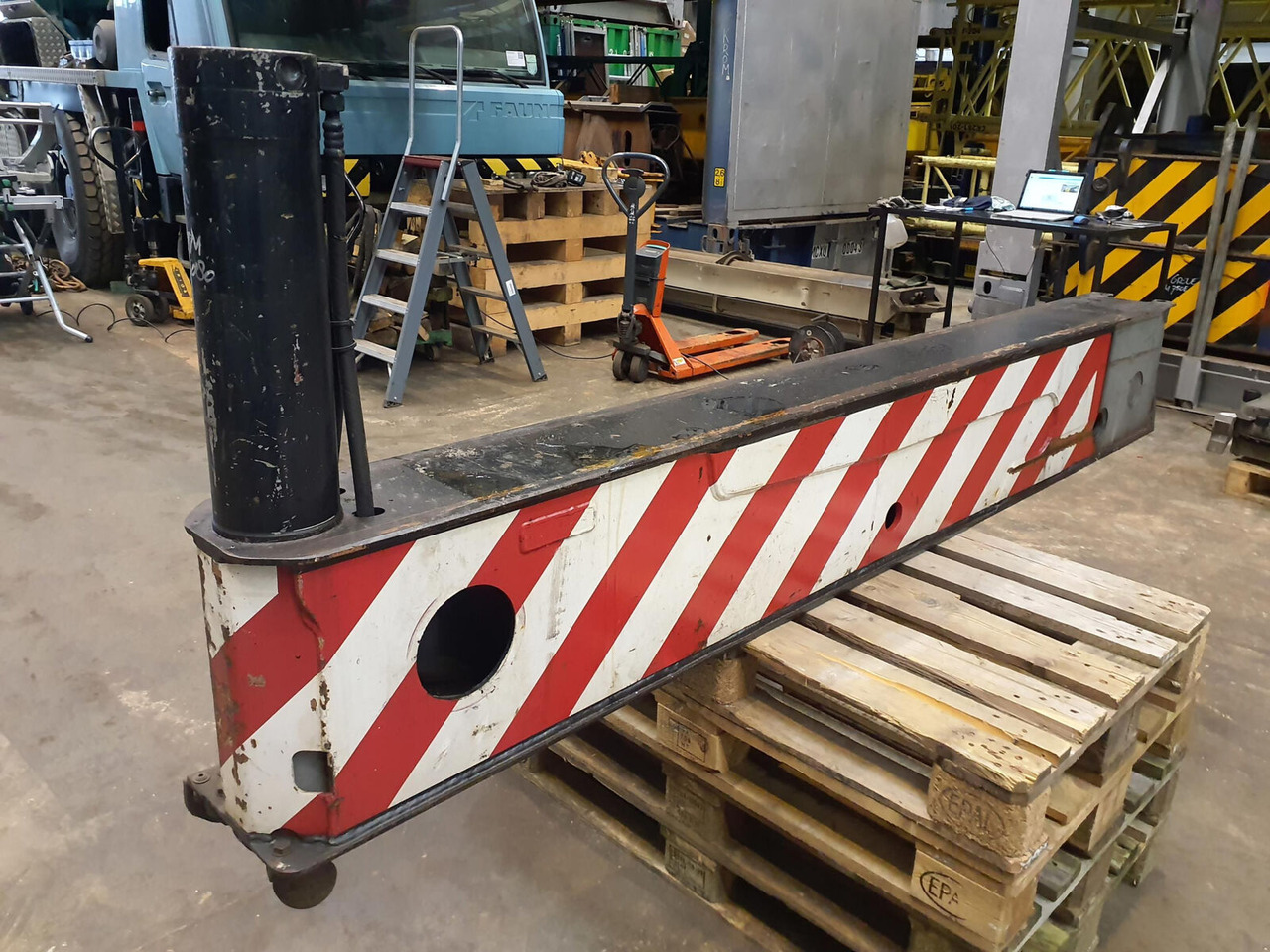 Liebherr LTM 1080-1 sliding beam complete front - Suspensión para Grúa: foto 2 Liebherr LTM 1080-1 sliding beam complete front - Suspensión para Grúa: foto 2