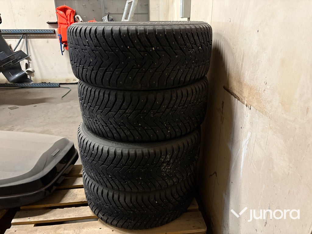Dubbdäck med fälg - NOKIAN HAAKAPELIITTA - Rueda completa para Coche: foto 4 Dubbdäck med fälg - NOKIAN HAAKAPELIITTA - Rueda completa para Coche: foto 4