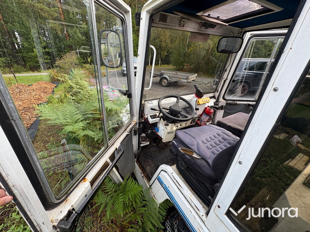 Plogbil - Bagagetruck - Tractor de equipaje: foto 5 Plogbil - Bagagetruck - Tractor de equipaje: foto 5