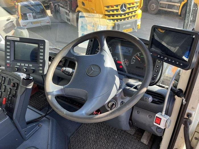 Barredora vial Mercedes-Benz Unimog U400 U400 4 x 2 / Schmidt SK350 sweeper: foto 9