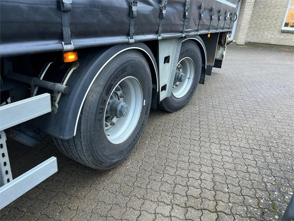 MTDK CI200 - 13,6 mtr - lodretstående lift - Semirremolque lona: foto 2 MTDK CI200 - 13,6 mtr - lodretstående lift - Semirremolque lona: foto 2