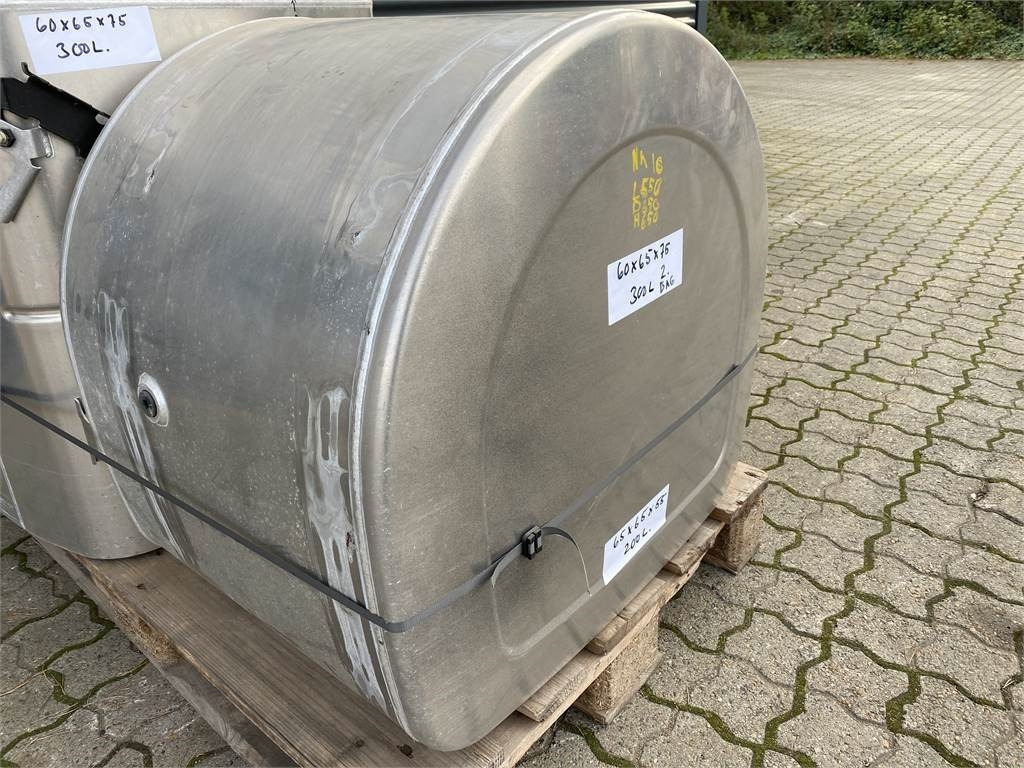Volvo 200 ltr Dieseltank - Depósito de combustible: foto 2 Volvo 200 ltr Dieseltank - Depósito de combustible: foto 2