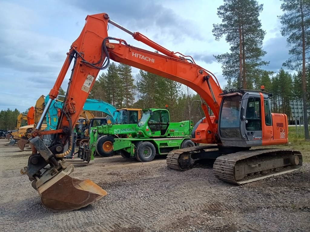 Hitachi ZX225USR KALLISTAJALLA - Excavadora de cadenas: foto 1 Hitachi ZX225USR KALLISTAJALLA - Excavadora de cadenas: foto 1
