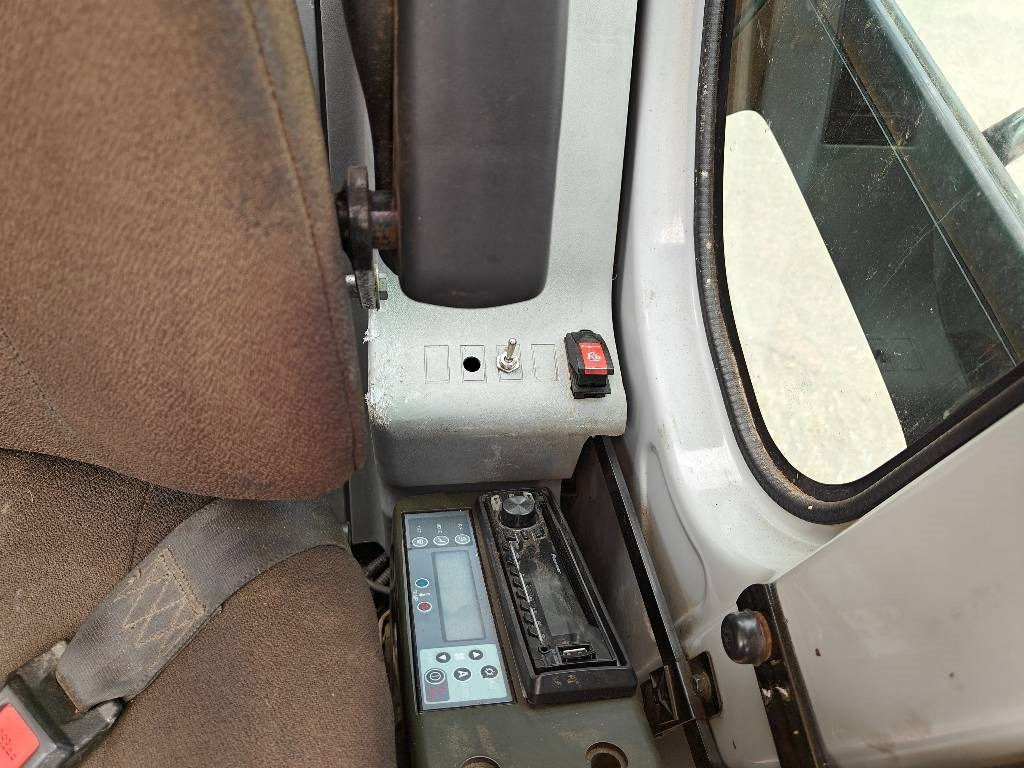 Excavadora de cadenas New Holland E200SRLC KALLISTUVA KAUHA: foto 16