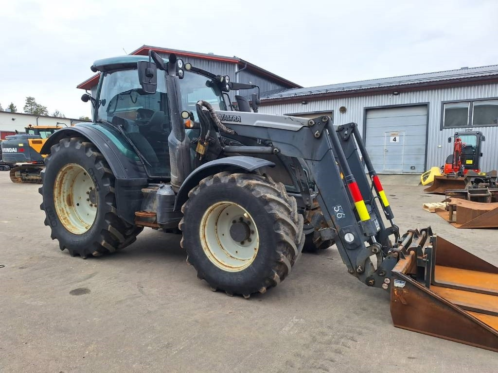 Valtra N174 VERSU ETUKUORMAAJALLA - Tractor: foto 5 Valtra N174 VERSU ETUKUORMAAJALLA - Tractor: foto 5