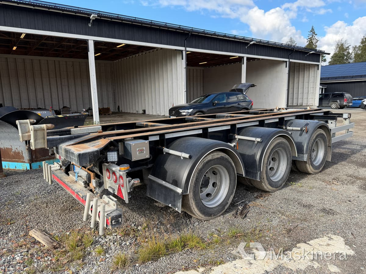 Lastväxlarkärra 3-axlad med tipp CMT Chojnice PT 12-20 - Remolque multilift/ Portacontenedores de cadenas: foto 5 Lastväxlarkärra 3-axlad med tipp CMT Chojnice PT 12-20 - Remolque multilift/ Portacontenedores de cadenas: foto 5