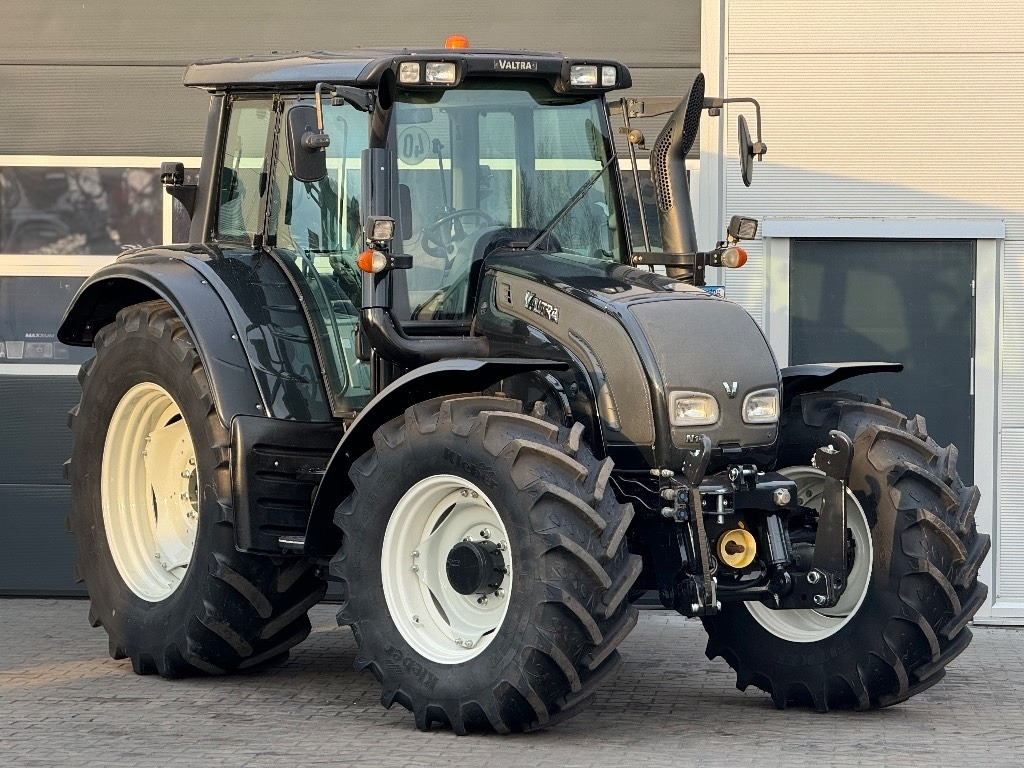 Valtra N 122 V - Tractor: foto 2 Valtra N 122 V - Tractor: foto 2