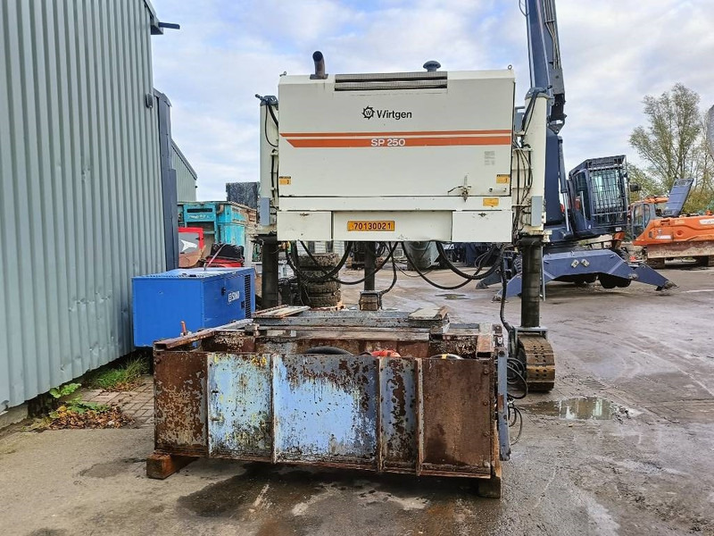 Wirtgen SP 250 500 beton bekisting machine sleep - Pavimentadora de asfalto: foto 5 Wirtgen SP 250 500 beton bekisting machine sleep - Pavimentadora de asfalto: foto 5