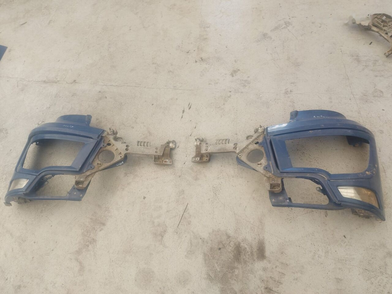 A Mercedes-Benz ANTOS MP4 1843 truck - Carrocería y exterior para Camión: foto 2 A Mercedes-Benz ANTOS MP4 1843 truck - Carrocería y exterior para Camión: foto 2