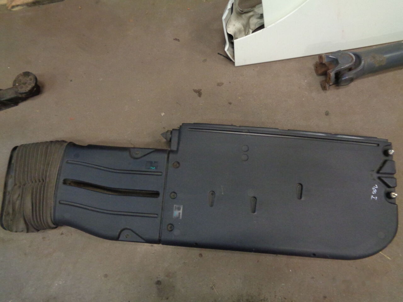 DAF XF 106 Komin Powietrza DAF XF 106 1935598 DAF XF 106 truck - Carrocería y exterior para Camión: foto 4 DAF XF 106 Komin Powietrza DAF XF 106 1935598 DAF XF 106 truck - Carrocería y exterior para Camión: foto 4