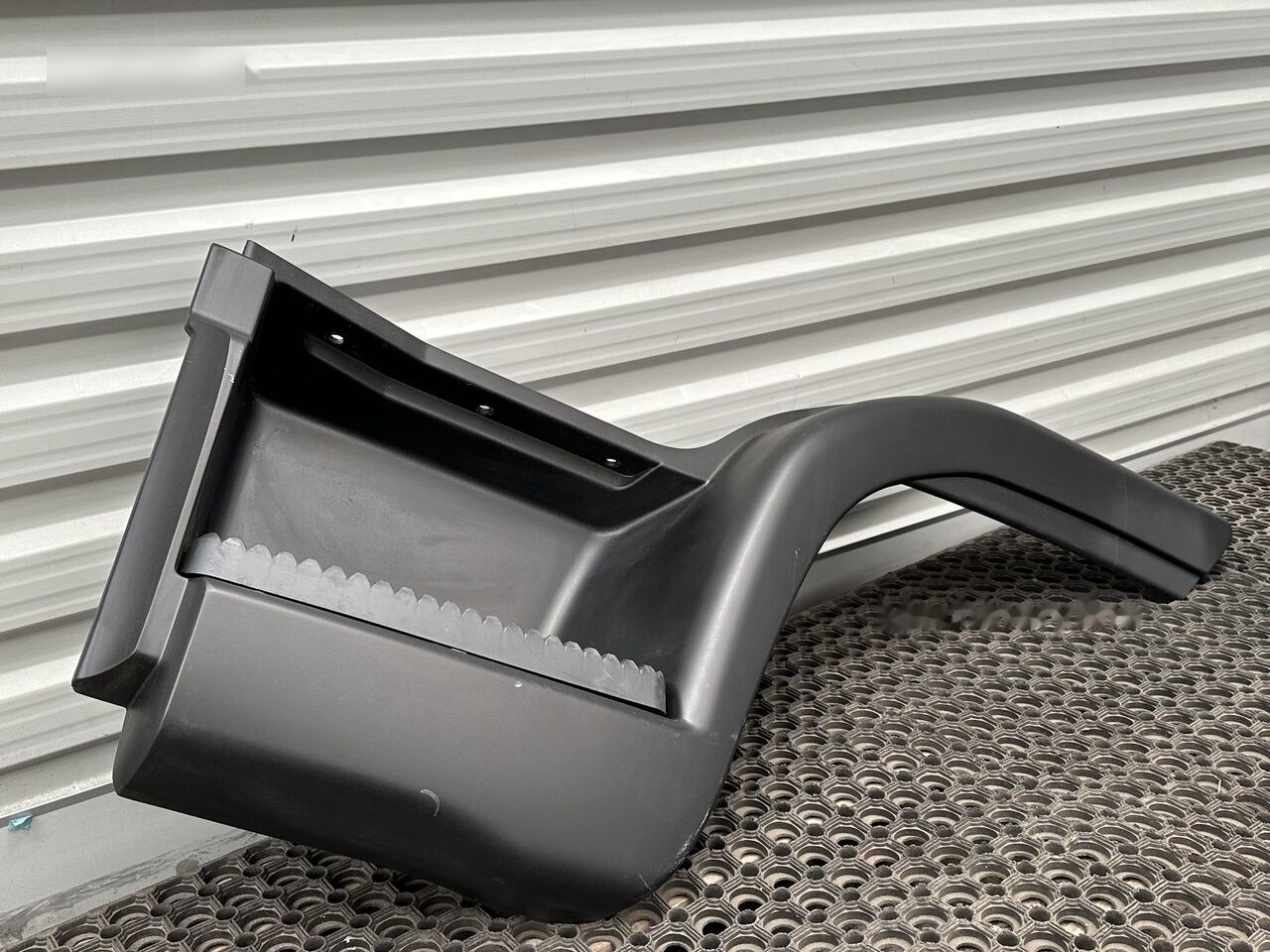 IVECO EUROCARGO LEFT 50403909 IVECO 50403909 - Peldaño para Camión: foto 2 IVECO EUROCARGO LEFT 50403909 IVECO 50403909 - Peldaño para Camión: foto 2