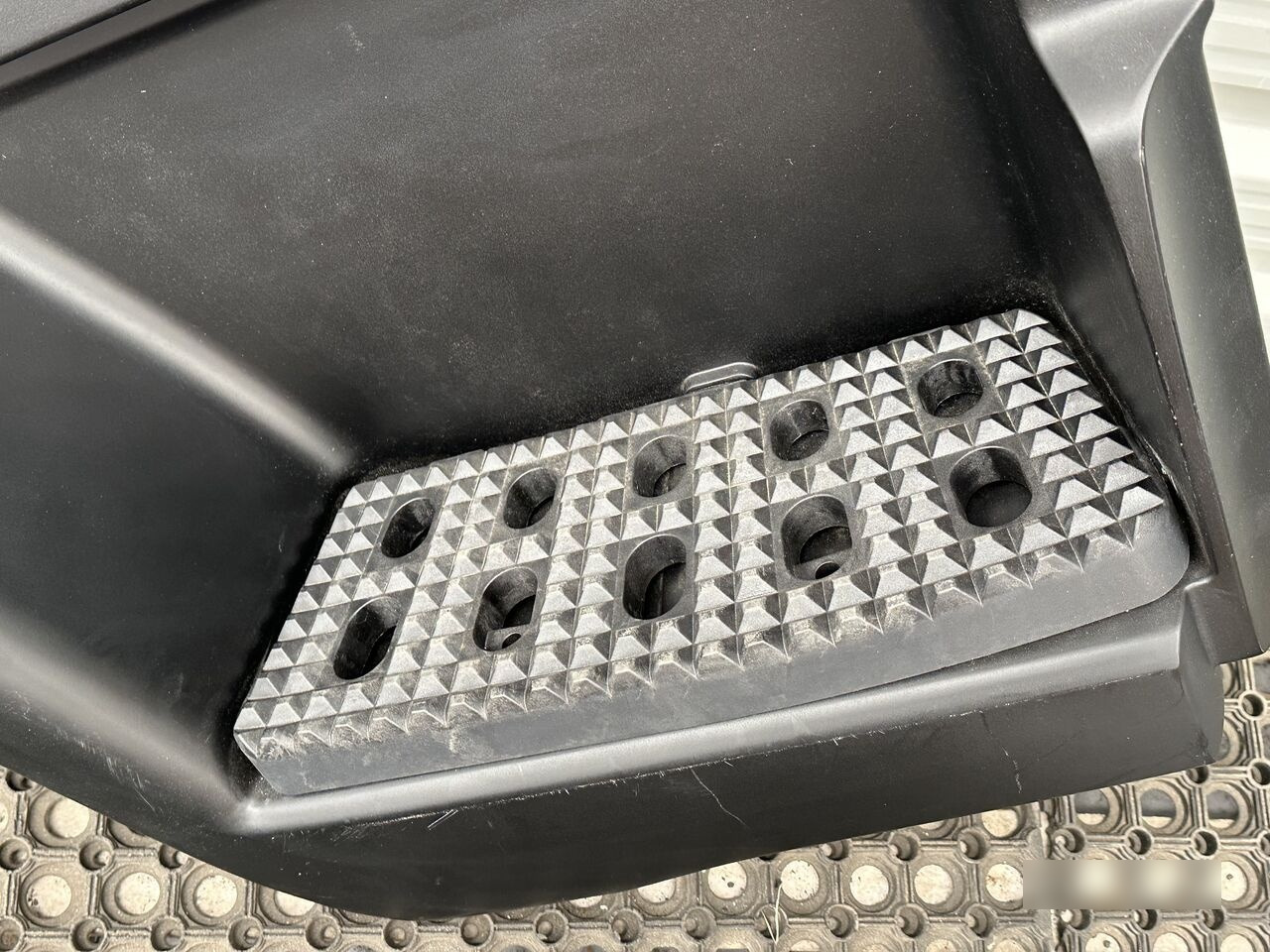 IVECO EUROCARGO RIGHT 500343257 IVECO 500343257 - Peldaño para Camión: foto 3 IVECO EUROCARGO RIGHT 500343257 IVECO 500343257 - Peldaño para Camión: foto 3