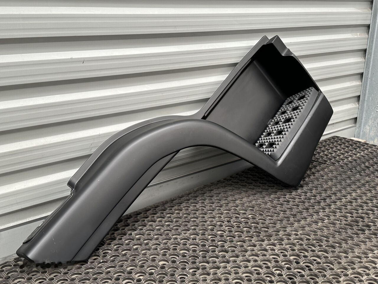 IVECO EUROCARGO RIGHT 500343257 IVECO 500343257 - Peldaño para Camión: foto 2 IVECO EUROCARGO RIGHT 500343257 IVECO 500343257 - Peldaño para Camión: foto 2