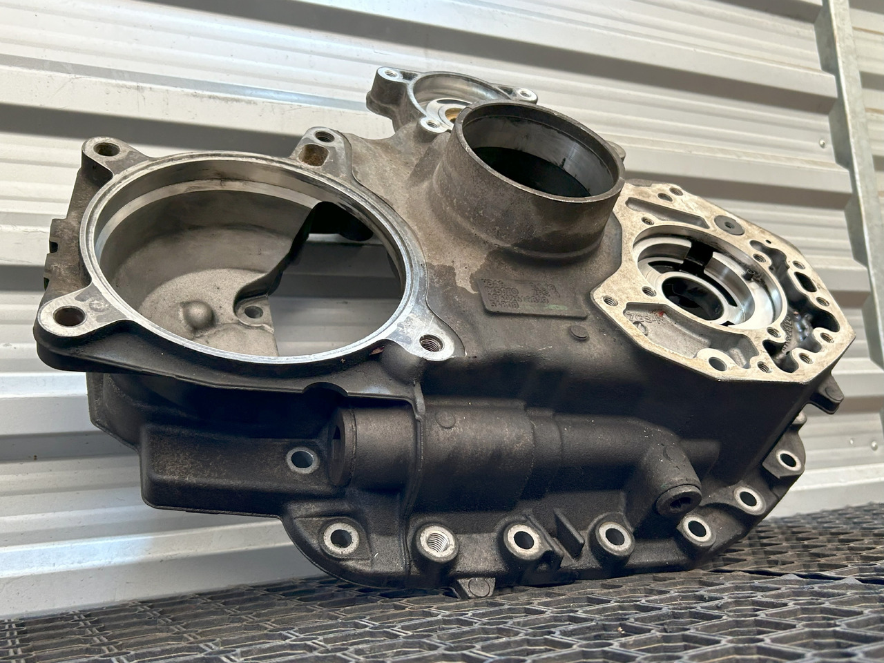 MERCEDES-BENZ AROCS MP4 GEARBOX REAR COVER G330-12 - Caja de cambios y piezas: foto 3 MERCEDES-BENZ AROCS MP4 GEARBOX REAR COVER G330-12 - Caja de cambios y piezas: foto 3