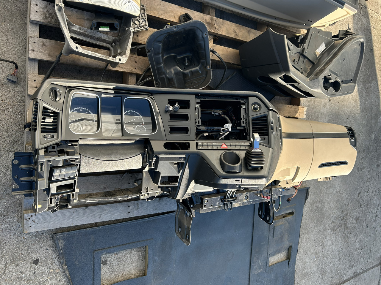 MERCEDES-BENZ KOMPLETNA PRZEKŁADKA WNĘTRZA - DESKA KONSOLA DO ANGLIKA MERCEDES ACTROS MP4 L STREAM SPACE - Cabina: foto 5 MERCEDES-BENZ KOMPLETNA PRZEKŁADKA WNĘTRZA - DESKA KONSOLA DO ANGLIKA MERCEDES ACTROS MP4 L STREAM SPACE - Cabina: foto 5