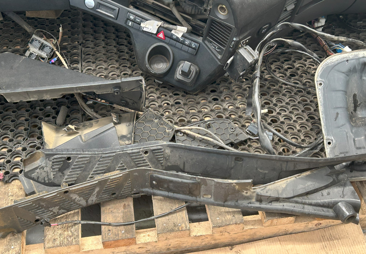 MERCEDES-BENZ KOMPLETNA PRZEKŁADKA WNĘTRZA -  DESKA KONSOLA DO ANGLIKA MERCEDES AROCS MP4 - Cabina: foto 2 MERCEDES-BENZ KOMPLETNA PRZEKŁADKA WNĘTRZA -  DESKA KONSOLA DO ANGLIKA MERCEDES AROCS MP4 - Cabina: foto 2