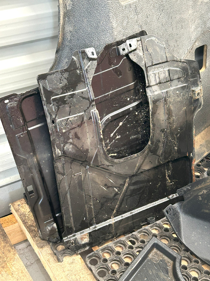 MERCEDES-BENZ KOMPLETNA PRZEKŁADKA WNĘTRZA -  DESKA KONSOLA DO ANGLIKA MERCEDES AROCS MP4 - Cabina: foto 5 MERCEDES-BENZ KOMPLETNA PRZEKŁADKA WNĘTRZA -  DESKA KONSOLA DO ANGLIKA MERCEDES AROCS MP4 - Cabina: foto 5