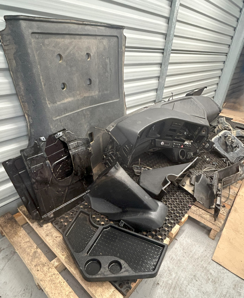 MERCEDES-BENZ KOMPLETNA PRZEKŁADKA WNĘTRZA -  DESKA KONSOLA DO ANGLIKA MERCEDES AROCS MP4 - Cabina: foto 4 MERCEDES-BENZ KOMPLETNA PRZEKŁADKA WNĘTRZA -  DESKA KONSOLA DO ANGLIKA MERCEDES AROCS MP4 - Cabina: foto 4