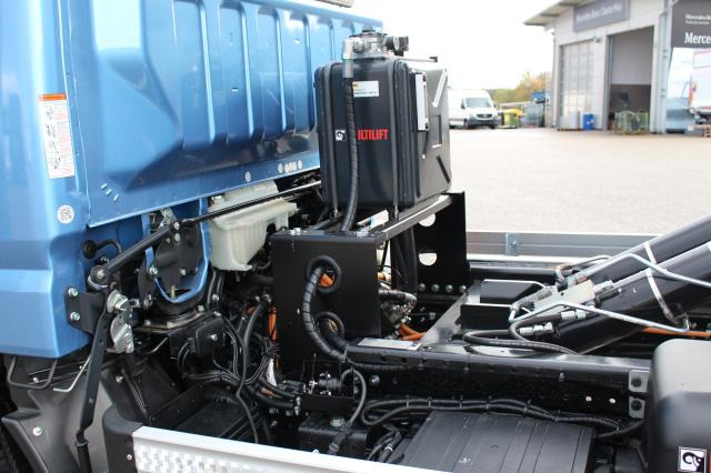 Foto del interior 1: Camión multibasculante FUSO 9C18E
