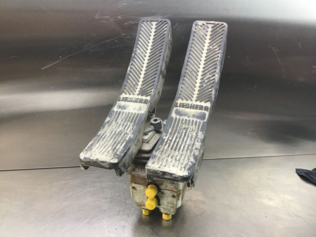 Pedal Liebherr R906 LC / R906 NLC / R906: foto 1