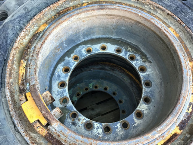 Liebherr Tires 23,5R25 - Neumáticos y llantas: foto 3 Liebherr Tires 23,5R25 - Neumáticos y llantas: foto 3