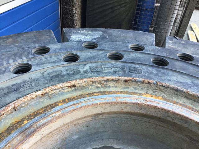 Liebherr Tires 23,5R25 - Neumáticos y llantas: foto 1 Liebherr Tires 23,5R25 - Neumáticos y llantas: foto 1