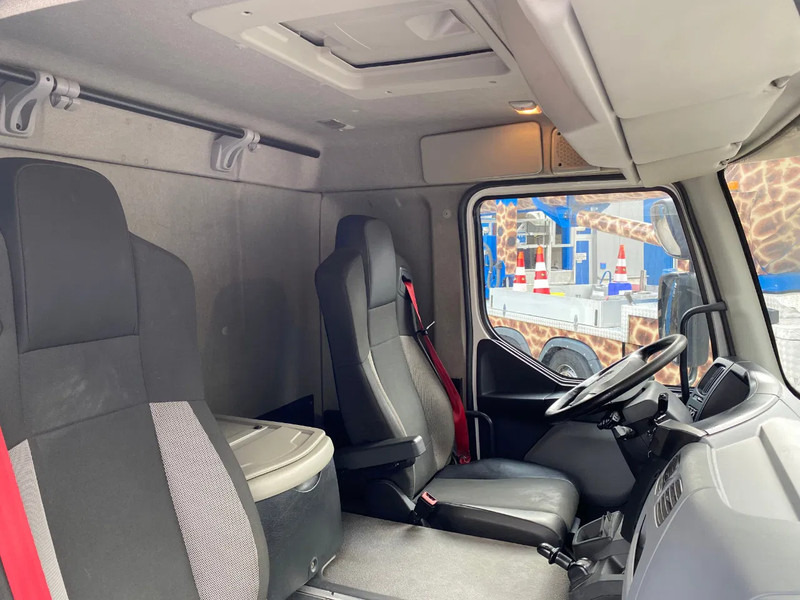 Foto del interior 3: Camión caja cerrada Renault D16.280 / Closed Box / Automatic / Euro 6