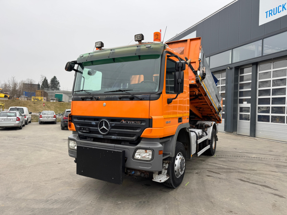 MERCEDES Actros 1841 4x4 mit Schneeplfug - Camión volquete: foto 1 MERCEDES Actros 1841 4x4 mit Schneeplfug - Camión volquete: foto 1