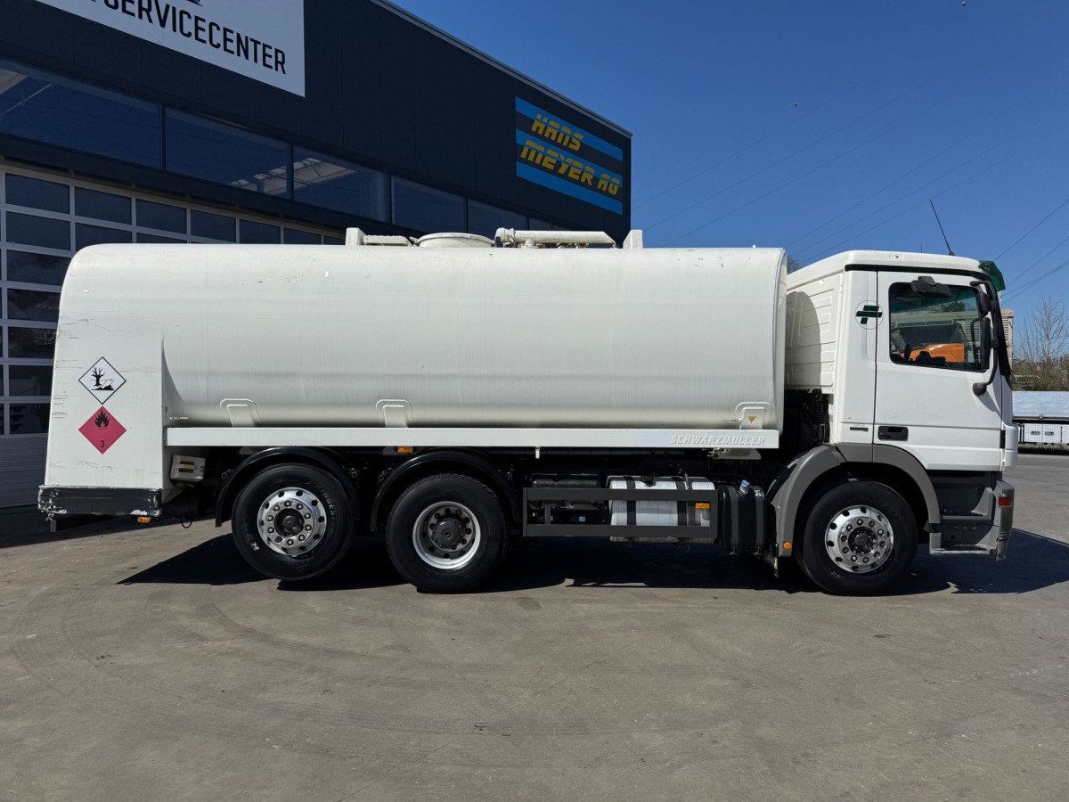 MERCEDES Actros 2541 6x2 Schwarzmüller 21260L - Camión cisterna: foto 4 MERCEDES Actros 2541 6x2 Schwarzmüller 21260L - Camión cisterna: foto 4