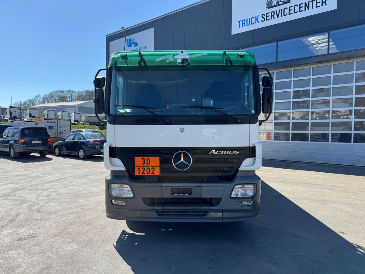 MERCEDES Actros 2541 6x2 Schwarzmüller 21260L - Camión cisterna: foto 2 MERCEDES Actros 2541 6x2 Schwarzmüller 21260L - Camión cisterna: foto 2