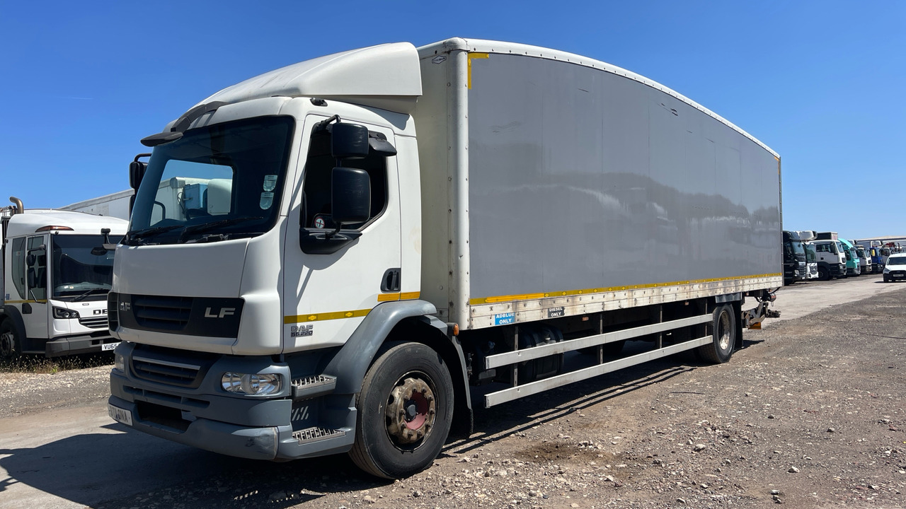 DAF LF 55.220 - Camión caja cerrada: foto 2 DAF LF 55.220 - Camión caja cerrada: foto 2