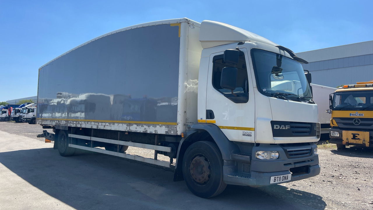 DAF LF 55.220 - Camión caja cerrada: foto 1 DAF LF 55.220 - Camión caja cerrada: foto 1