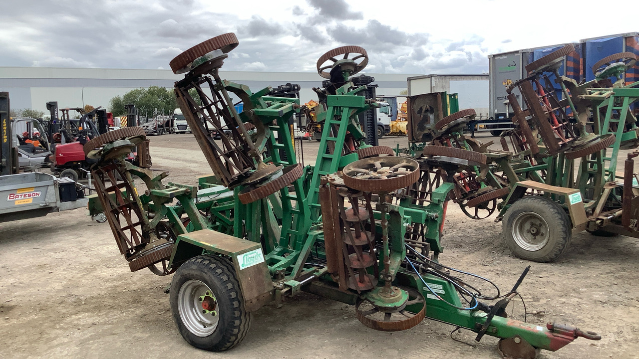 LLOYDS LEDA TRAILED 7 GANG FAIRWAY MOWER - Equipo de construcción: foto 1 LLOYDS LEDA TRAILED 7 GANG FAIRWAY MOWER - Equipo de construcción: foto 1