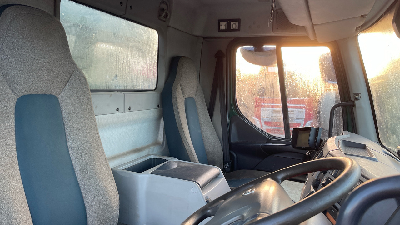 Camión portacontenedor de cadenas Volvo FL 250: foto 8 Camión portacontenedor de cadenas Volvo FL 250: foto 8