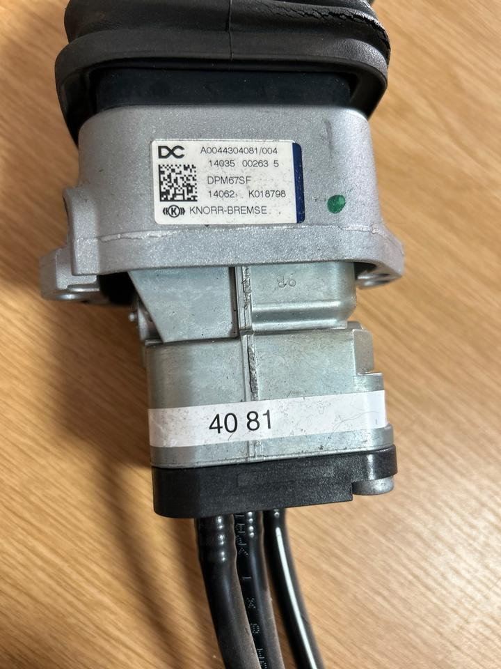 Atego 4 EU 6 bremsventil Handbremsventil KNORR-BREMSE A0044304081 - Válvula de freno para Camión: foto 2 Atego 4 EU 6 bremsventil Handbremsventil KNORR-BREMSE A0044304081 - Válvula de freno para Camión: foto 2