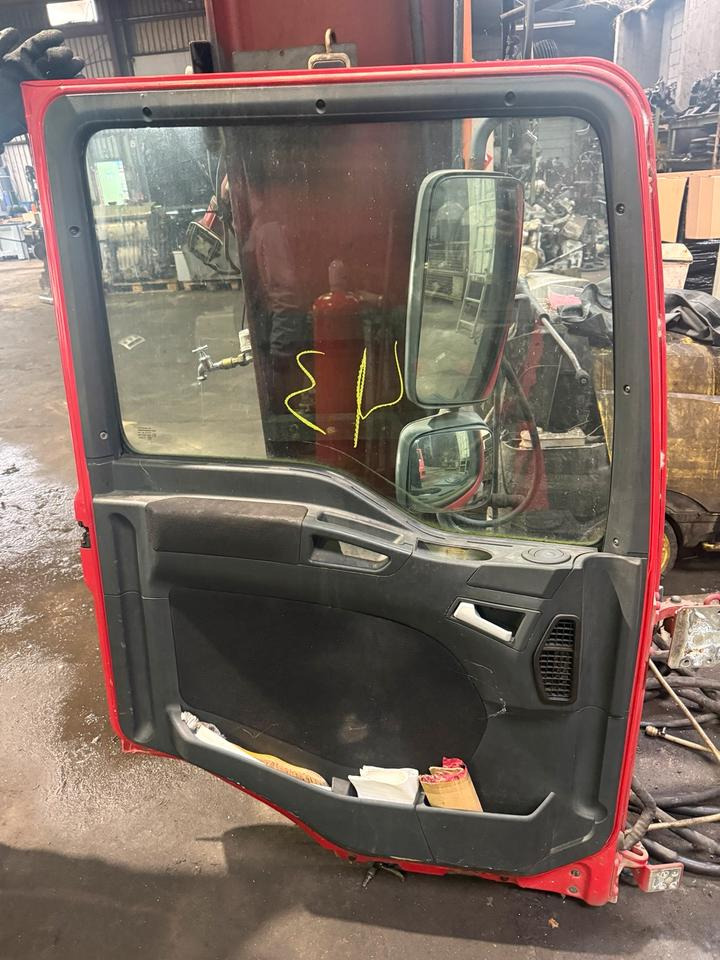 MAN TGL Fahrertür Rot Spiegel Innenverkleidung - Puerta y piezas para Camión: foto 2 MAN TGL Fahrertür Rot Spiegel Innenverkleidung - Puerta y piezas para Camión: foto 2