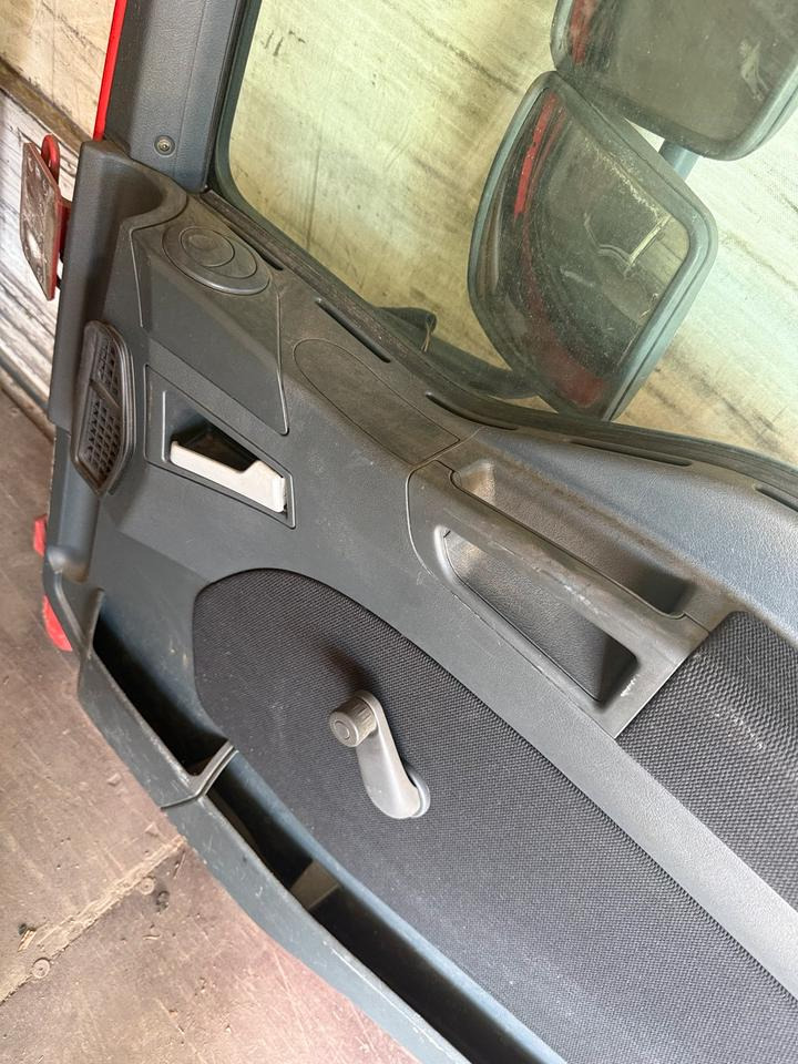 MAN TGM Beifahrertür Rot Spiegel Innenverkleidung LN 66 - Puerta y piezas para Camión: foto 3 MAN TGM Beifahrertür Rot Spiegel Innenverkleidung LN 66 - Puerta y piezas para Camión: foto 3
