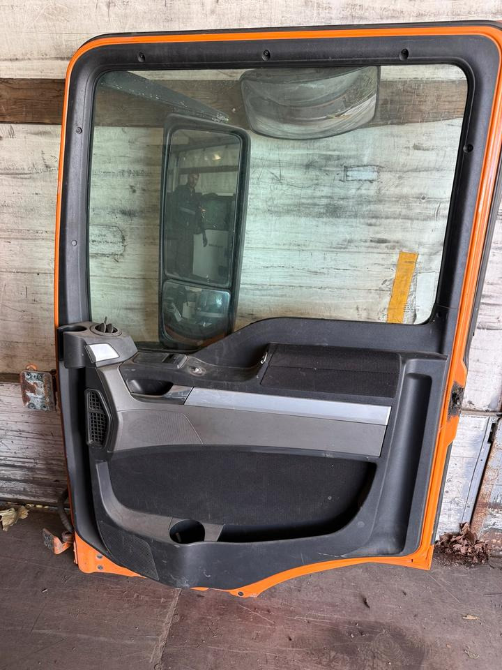 MAN TGS EU6 Beifahrertür Orange Spiegel Innenverkleidung LN 81 - Puerta y piezas para Camión: foto 2 MAN TGS EU6 Beifahrertür Orange Spiegel Innenverkleidung LN 81 - Puerta y piezas para Camión: foto 2