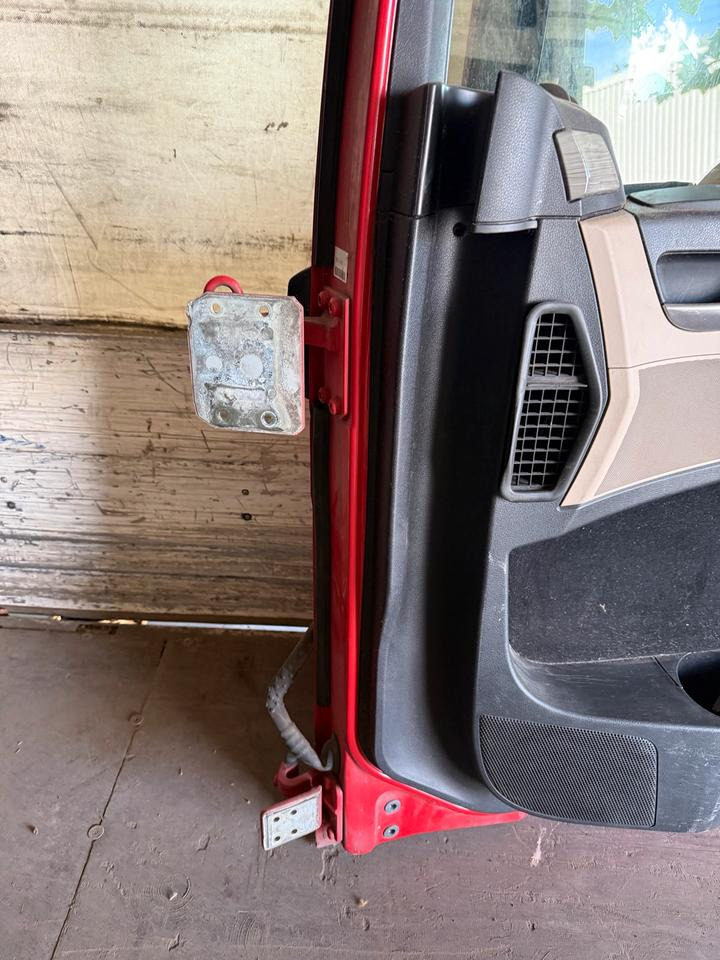 MAN TGX Beifahrertür Rot Spiegel Innenverkleidung LN 62 - Puerta y piezas para Camión: foto 3 MAN TGX Beifahrertür Rot Spiegel Innenverkleidung LN 62 - Puerta y piezas para Camión: foto 3