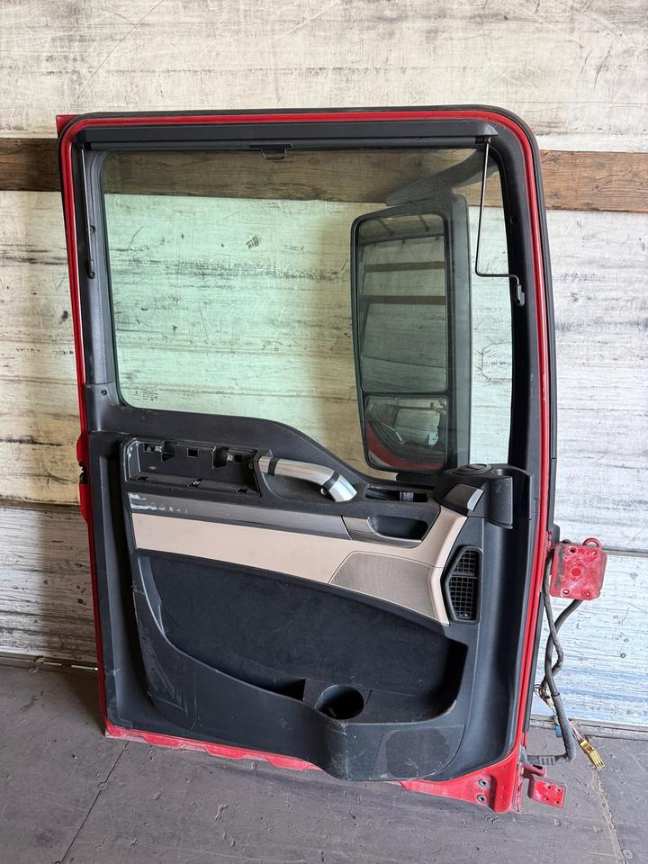 MAN TGX Fahrertür Rot Spiegel Innenverkleidung LN 63 - Puerta y piezas para Camión: foto 2 MAN TGX Fahrertür Rot Spiegel Innenverkleidung LN 63 - Puerta y piezas para Camión: foto 2