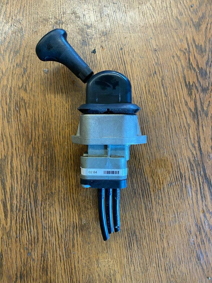 Mercedes Actros MP2 Handknorrbremse A 000 420 02 84 - Palanca de cambio para Camión: foto 1 Mercedes Actros MP2 Handknorrbremse A 000 420 02 84 - Palanca de cambio para Camión: foto 1