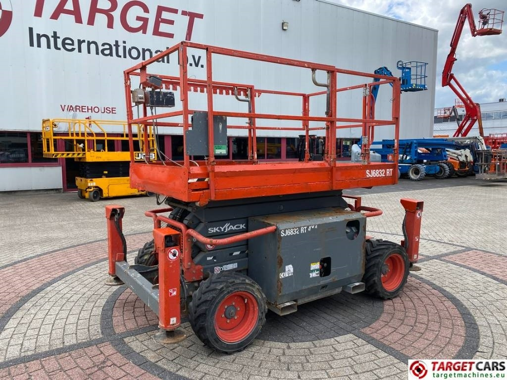 SkyJack SJ6832 RT 6832 Diesel 4x4 Scissor Work Lift 1180cm - Plataforma de tijeras: foto 1 SkyJack SJ6832 RT 6832 Diesel 4x4 Scissor Work Lift 1180cm - Plataforma de tijeras: foto 1