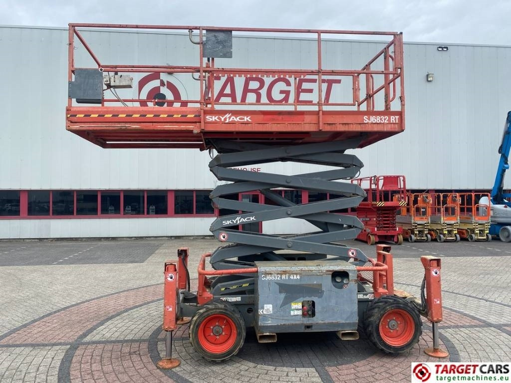 SkyJack SJ6832 RT Diesel 4x4 Scissor Work Lift 1180cm - Plataforma de tijeras: foto 5 SkyJack SJ6832 RT Diesel 4x4 Scissor Work Lift 1180cm - Plataforma de tijeras: foto 5