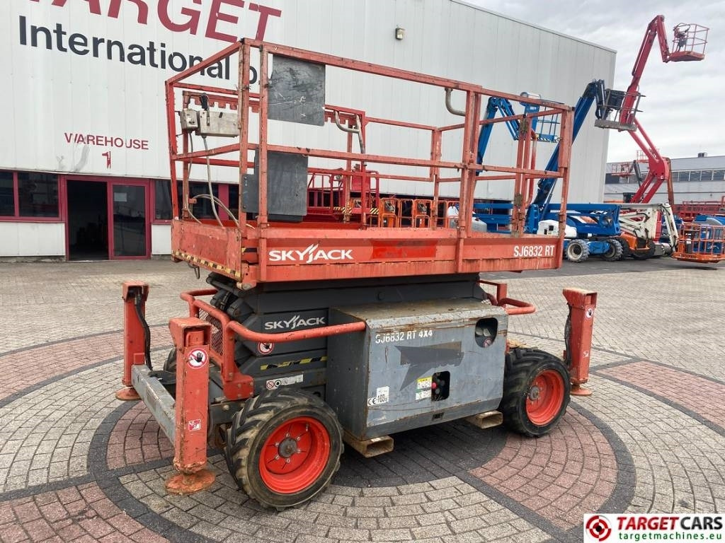 SkyJack SJ6832 RT Diesel 4x4 Scissor Work Lift 1180cm - Plataforma de tijeras: foto 1 SkyJack SJ6832 RT Diesel 4x4 Scissor Work Lift 1180cm - Plataforma de tijeras: foto 1