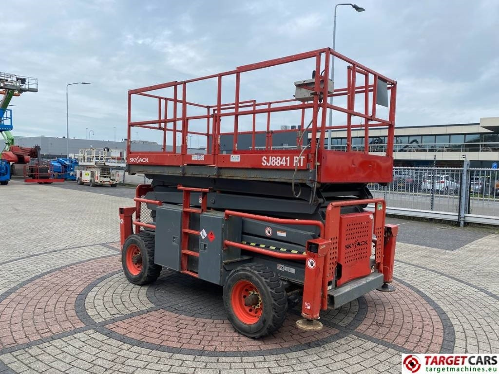 SkyJack SJ8841RT Diesel 4x4 Scissor Work Lift 1430cm - Plataforma de tijeras: foto 2 SkyJack SJ8841RT Diesel 4x4 Scissor Work Lift 1430cm - Plataforma de tijeras: foto 2