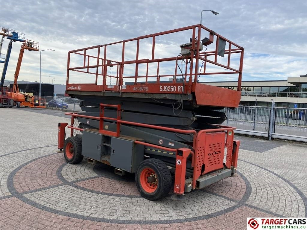 SkyJack SJ9250 RT Diesel 4x4 Scissor Work Lift 1720cm - Plataforma de tijeras: foto 2 SkyJack SJ9250 RT Diesel 4x4 Scissor Work Lift 1720cm - Plataforma de tijeras: foto 2