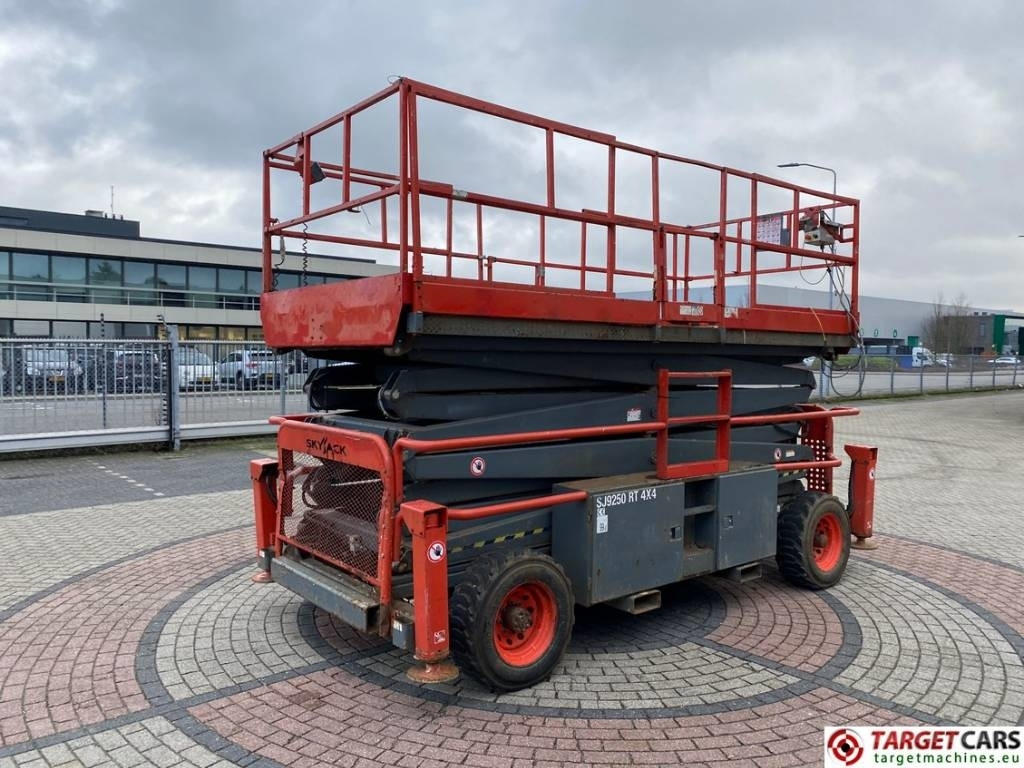 SkyJack SJ9250 RT Diesel Scissor Work Lift 1720cm - Plataforma de tijeras: foto 3 SkyJack SJ9250 RT Diesel Scissor Work Lift 1720cm - Plataforma de tijeras: foto 3