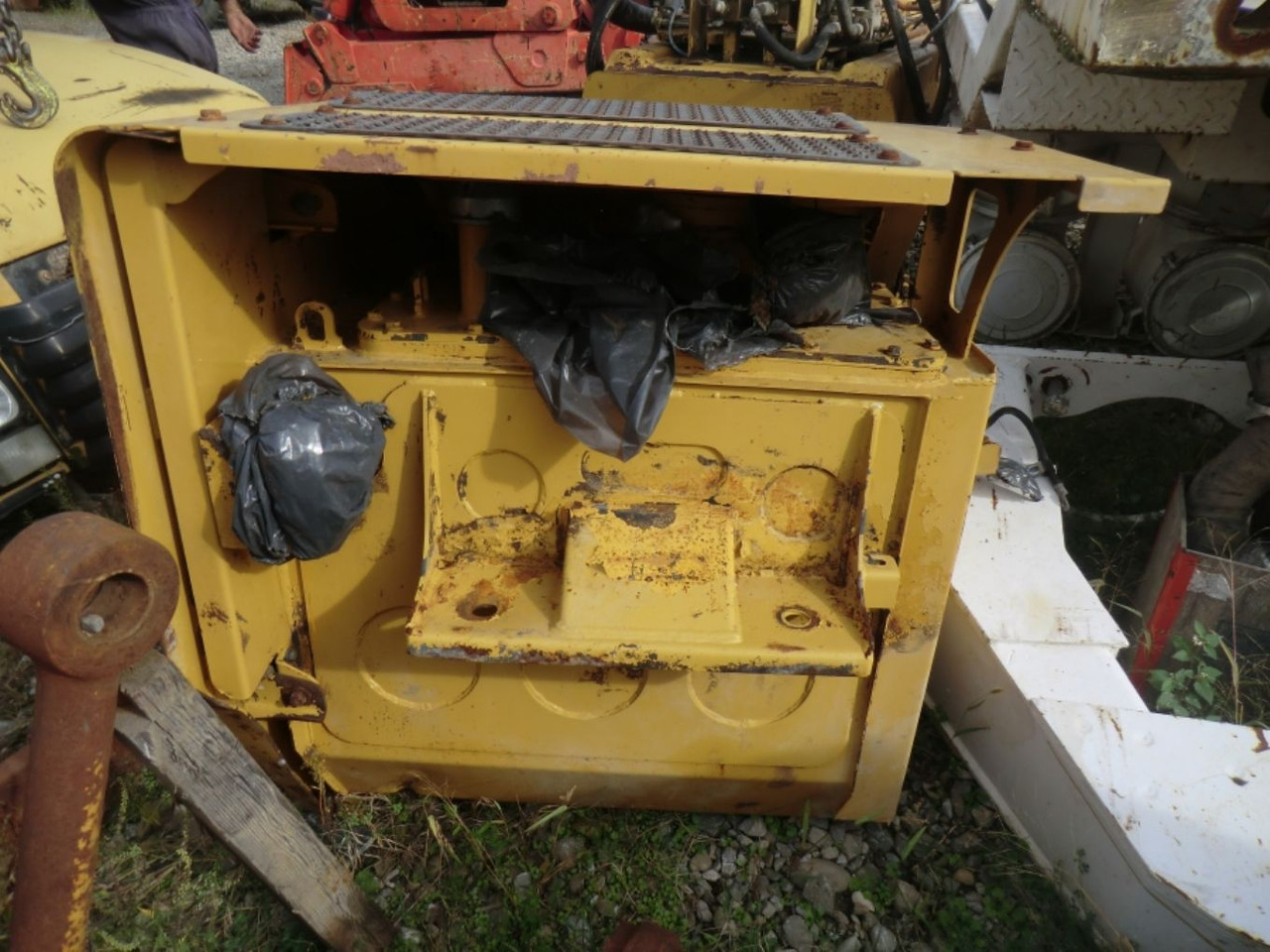 Caterpillar 735 Serbatotio olio idraulico, completo di porta batterie, quadro elettrico. - Depósito hidráulico para Maquinaria de construcción: foto 2 Caterpillar 735 Serbatotio olio idraulico, completo di porta batterie, quadro elettrico. - Depósito hidráulico para Maquinaria de construcción: foto 2