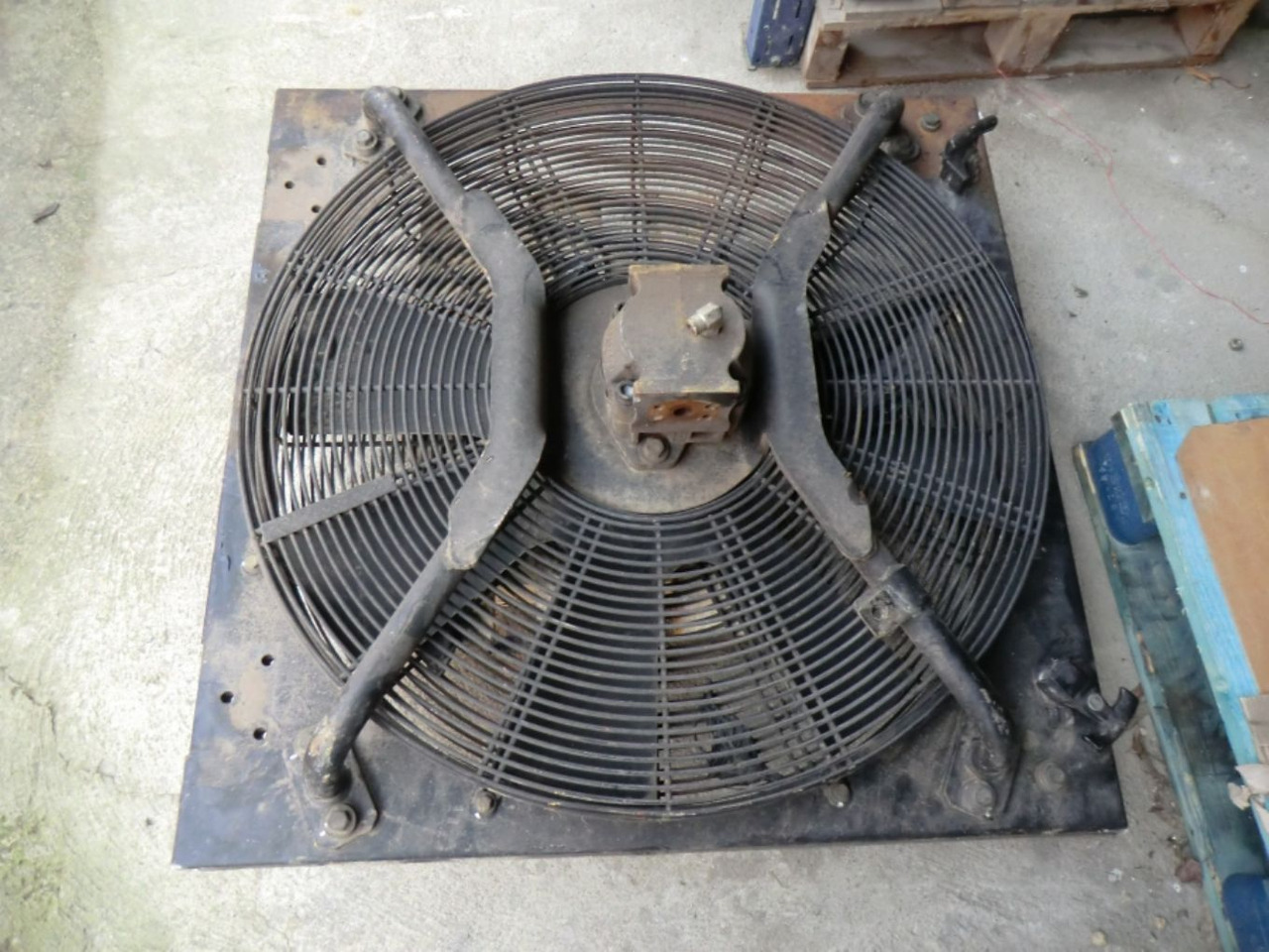 Caterpillar 963D GRIGLIA CON VENTOLA COMPLETA DI POMPA VENTOLA - Ventilador para Maquinaria de construcción: foto 1 Caterpillar 963D GRIGLIA CON VENTOLA COMPLETA DI POMPA VENTOLA - Ventilador para Maquinaria de construcción: foto 1