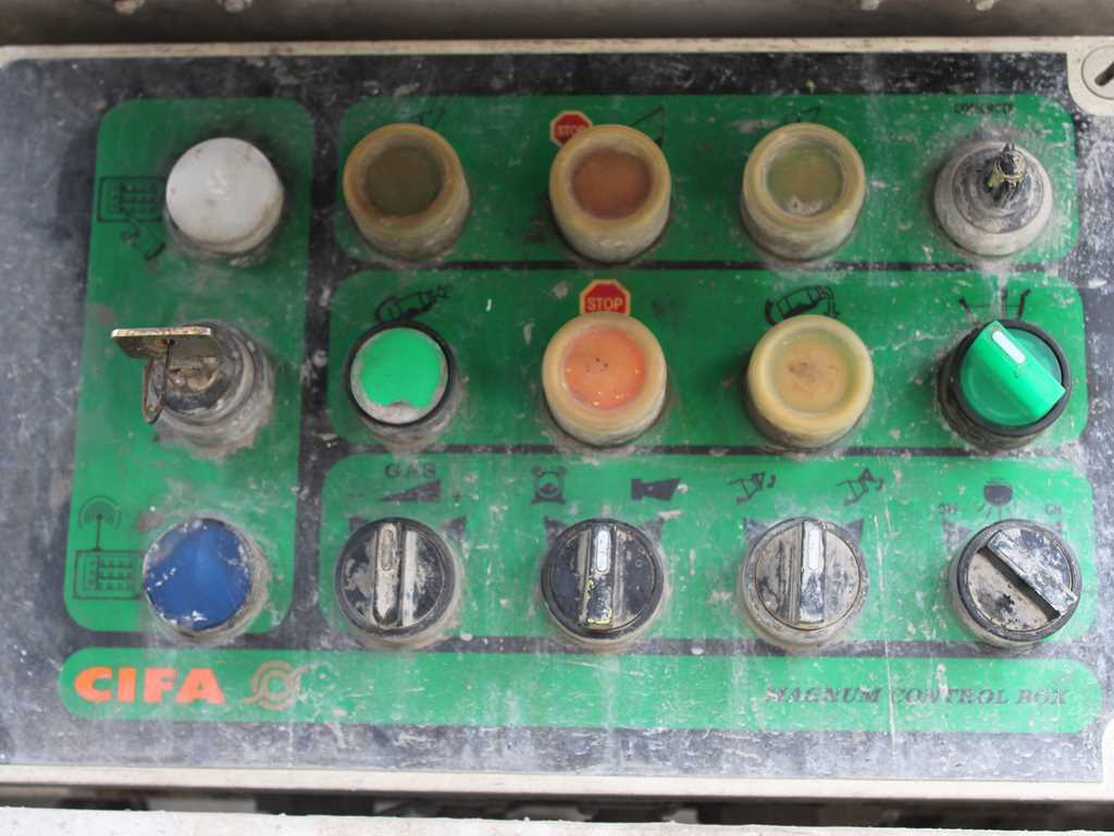 Leasing de  Renault KERAX 420, EURO 3, 7m3, 8X4, CIFA MAGNUM MK 24.4 CONCRETE PUMP Renault KERAX 420, EURO 3, 7m3, 8X4, CIFA MAGNUM MK 24.4 CONCRETE PUMP: foto 11